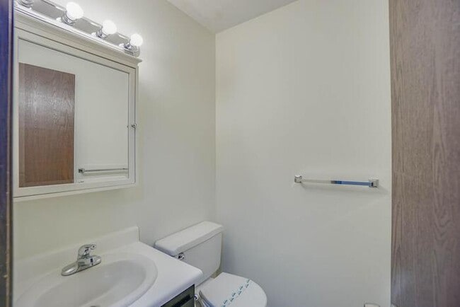 Building Photo - THREE BEDROOM TOWN HOME IN HAZEL DELL