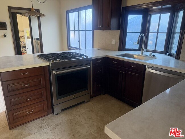 Foto del edificio - 5867 W 75th St