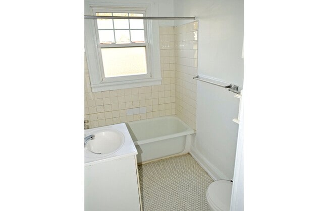 Building Photo - 415 Probasco St