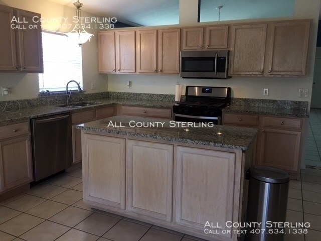 Building Photo - 4/2 in Gated Lake Mary community