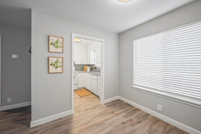 Building Photo - Downstairs 2 Bedroom! Keyless Entry! ADT A...