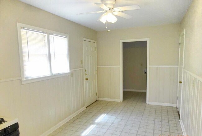 Foto del edificio - Lovely House Located Minutes From Elementa...