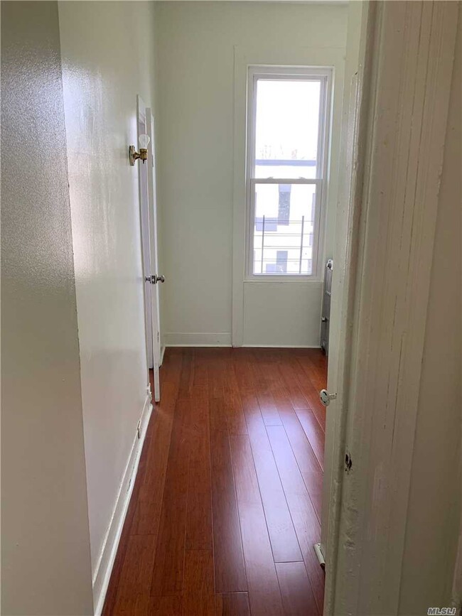 Building Photo - 1113 Halsey St