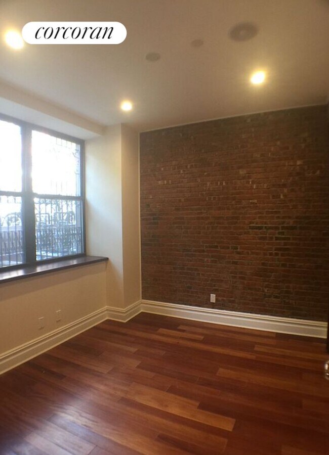 Foto del edificio - 246 W 121st St