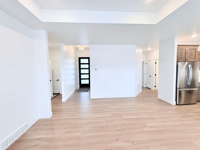 Foto del edificio - Six Bedroom House Available Now!!!