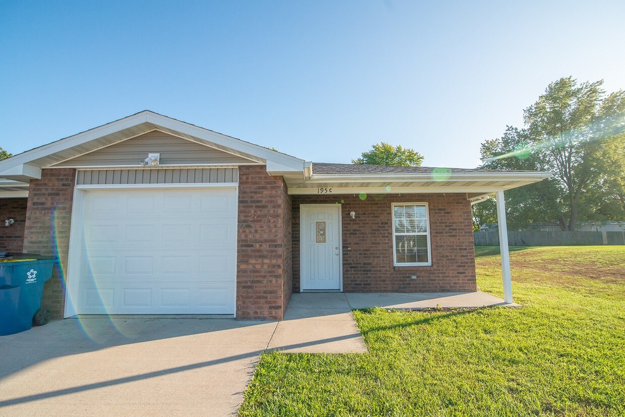 140 Northstar Dr Unit A, Holts Summit, MO 65043 Room for Rent in