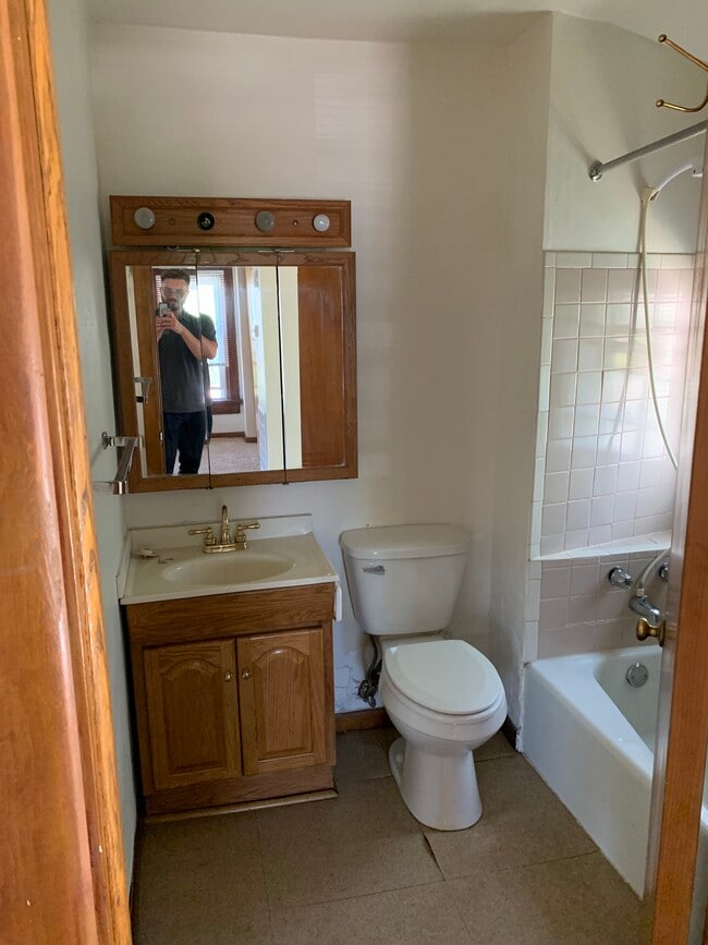Bathroom - 620 S Hawley Rd