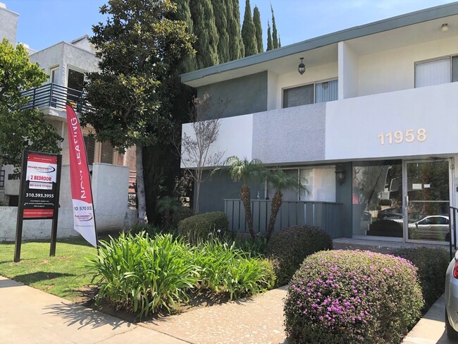 Foto del edificio - 11958 Mayfield Ave