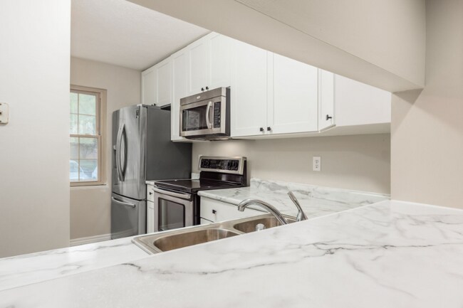Building Photo - 517 Fox Trail Cir E