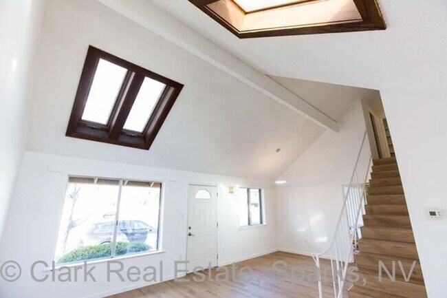 Foto del edificio - Freshly updated charming Sparks townhouse