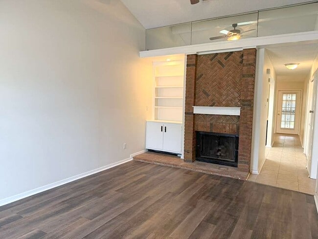 Foto del edificio - 3039 Greenlodge Ln