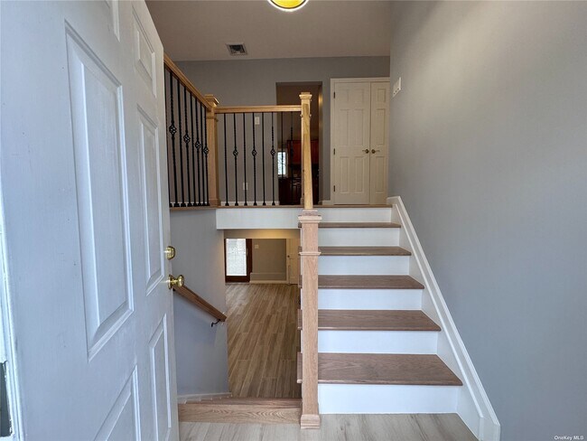 Building Photo - 37 Barry Ln S