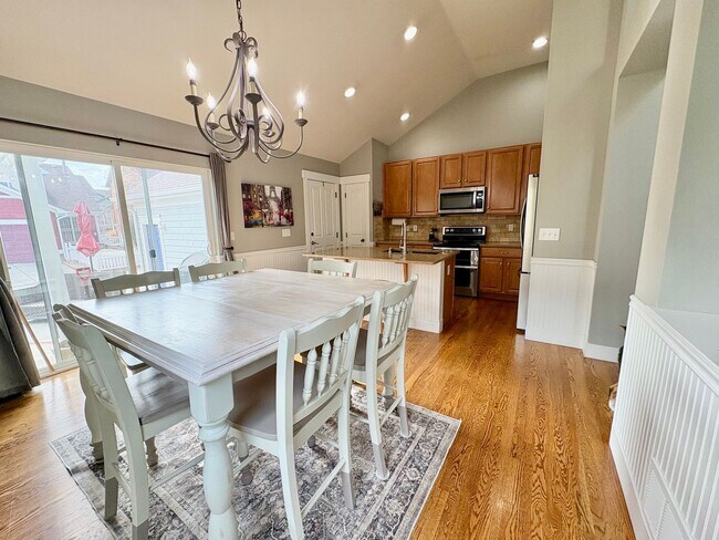 Foto del edificio - Stunning Home with ~4,000sqft of Living Space In a Great Location!