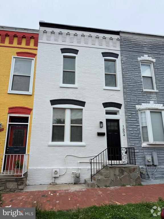 Building Photo - 1604 Levis St NE