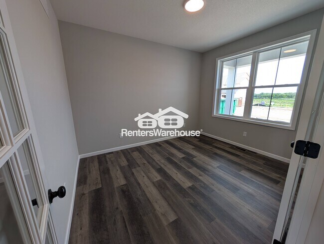 Building Photo - 10341 Shadyview Ln N