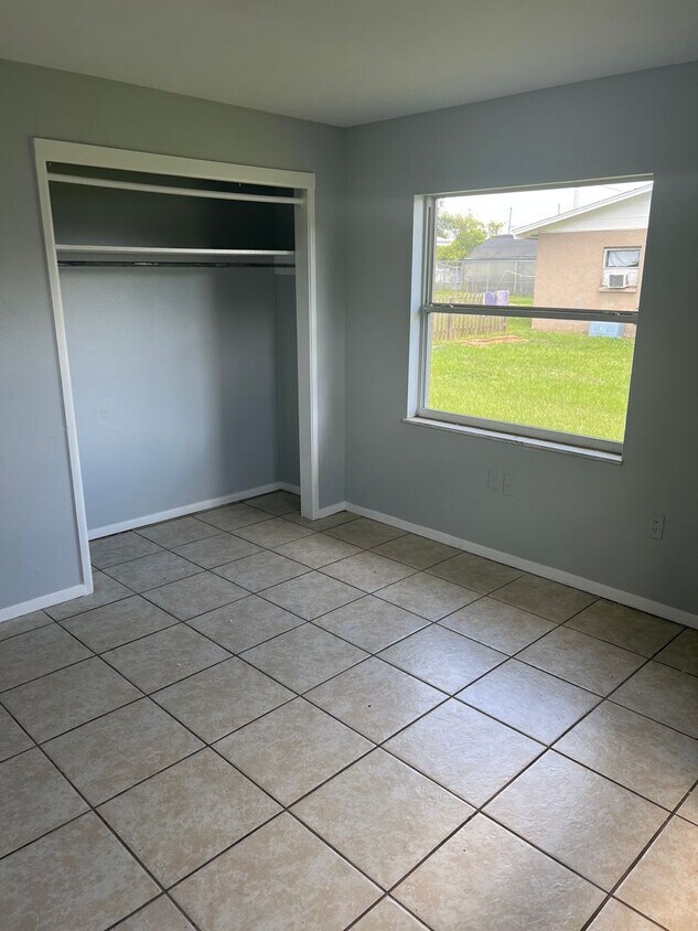 Building Photo - Great 1BR Duplex Walking Distance From Dow...