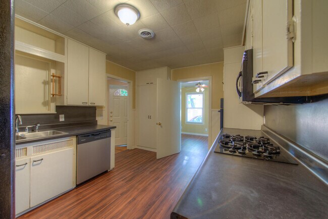 Foto del edificio - UT PRE-LEASE: 4 bed/2 bath North Campus ho...