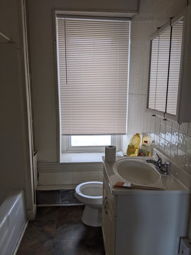 Bathroom - 141 W Lincoln Hwy
