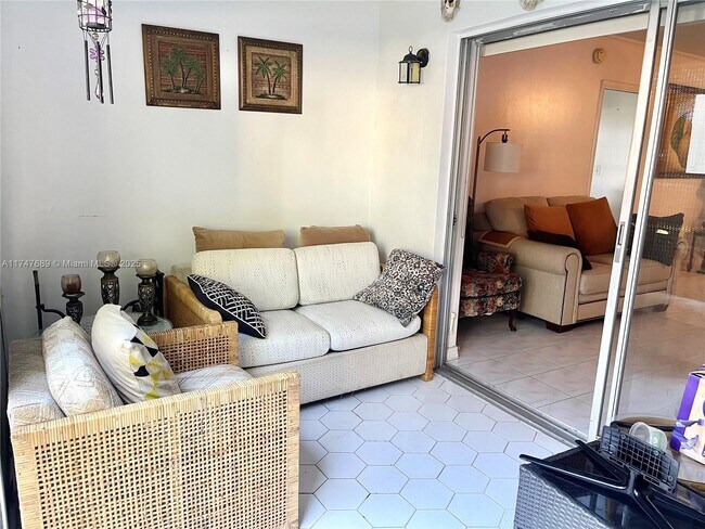 Foto del edificio - 1015 Country Club Dr