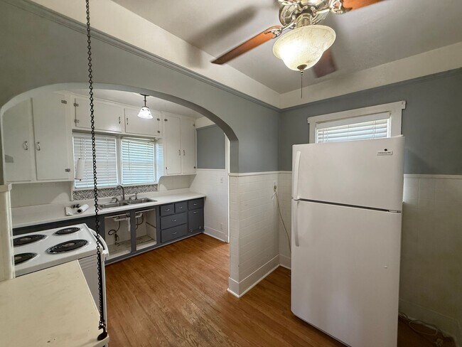 Foto del edificio - Pet Friendly, 2 Car detached garage, large...