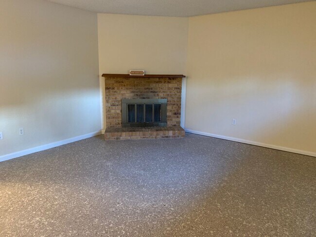 Foto del edificio - Beautiful 2 Bedroom 1 Bath Apartment Close...