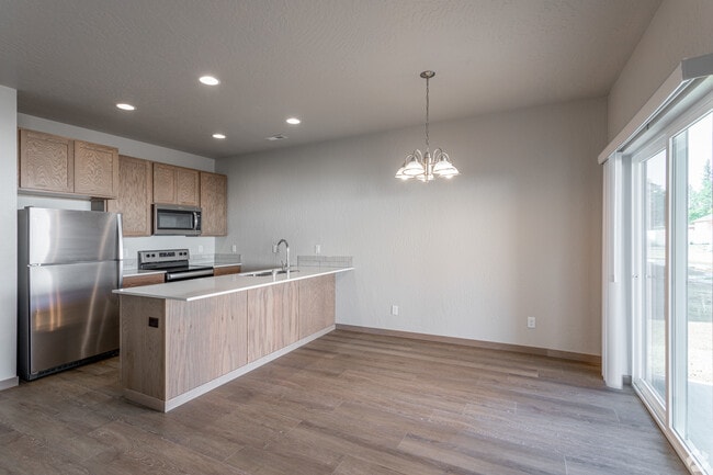 Building Photo - Maplewood Villas