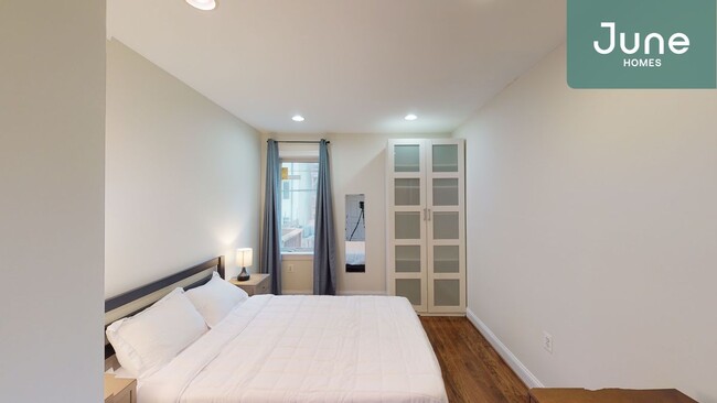 Building Photo - ROOM ONLY in 3-bed/2.5-bath Home