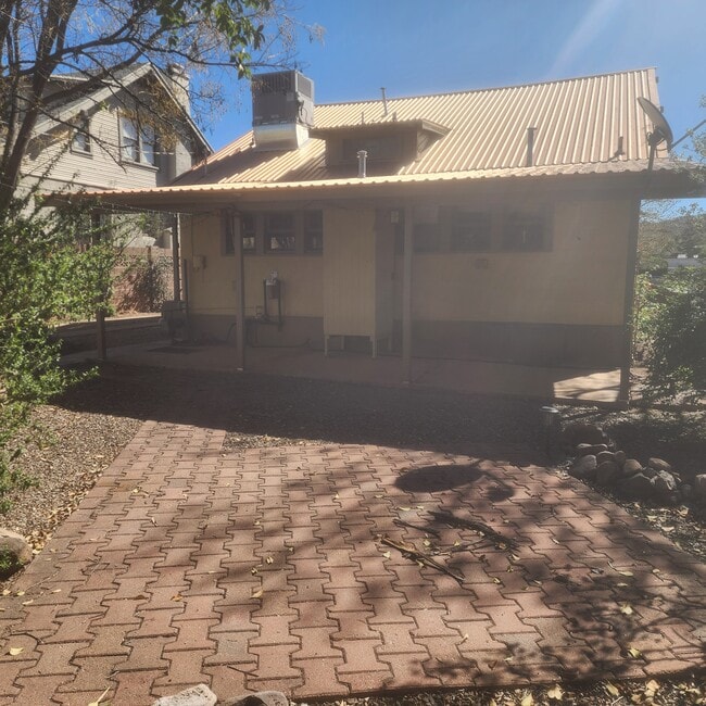 Building Photo - 115 W Vista