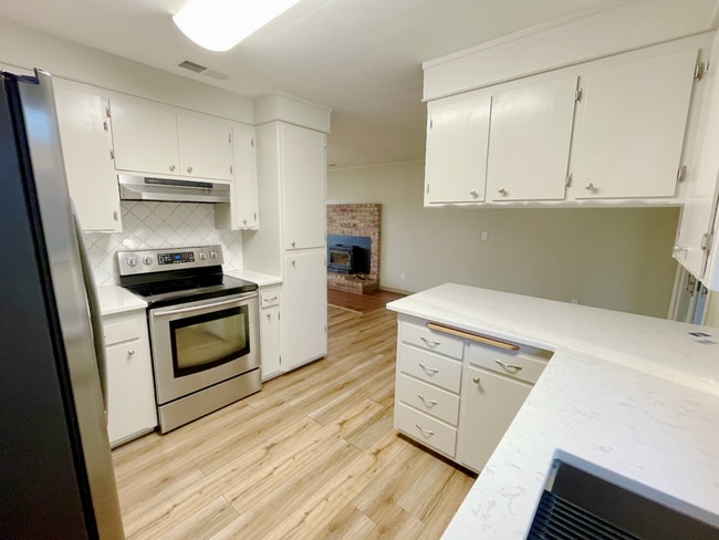 Foto del edificio - 9733 Hidden Ln