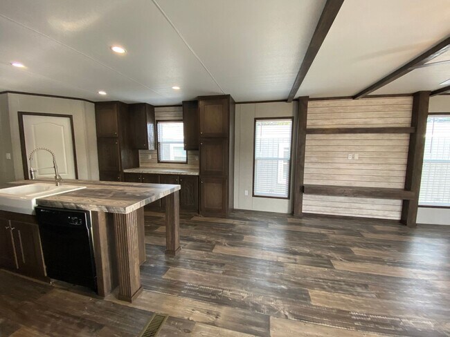 Building Photo - 3 bed, 2 bath