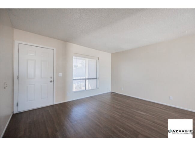Building Photo - Modern 2/1 Upper-Level Mesa Apartment - St...