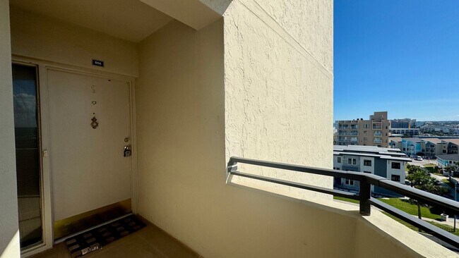 Foto del edificio - Furnished Beach Front Condo!! Enjoy Costal...