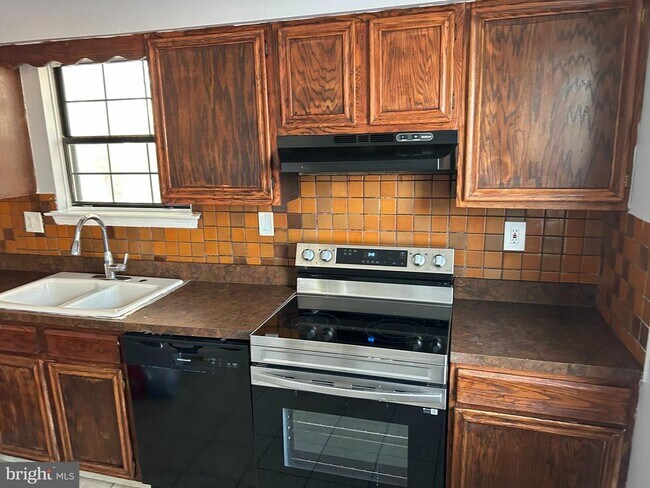 Building Photo - 28 Deedre Ln