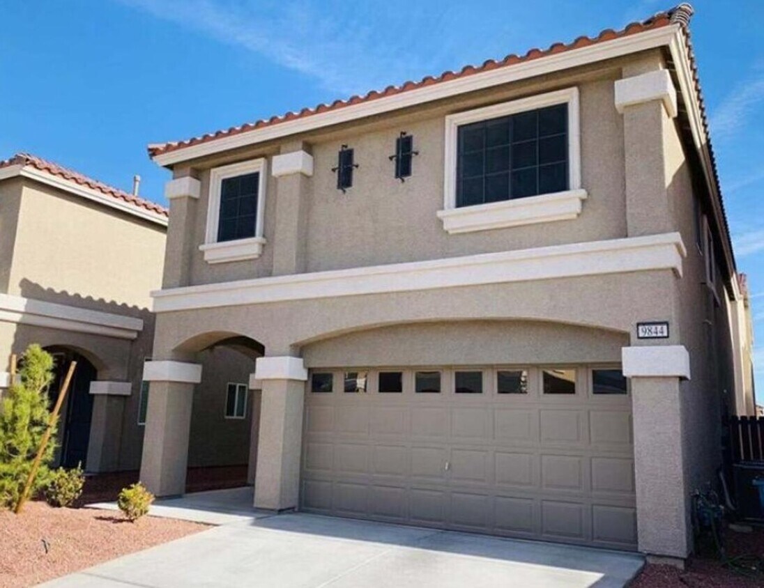 Foto principal - 4 BEDROOMS IN HIGHLANDS RANCH!!!
