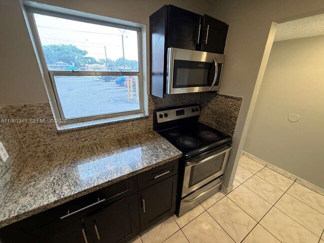 Foto del edificio - 2721 NW 23rd Ct