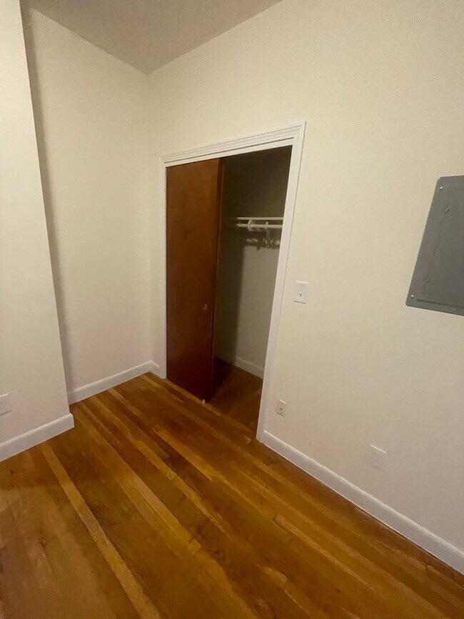 Foto del edificio - Huge 1 bed unit located near the Commuter Rail and the Green Line.