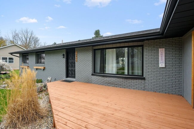 Building Photo - Three Bedroom Home in Schoolcraft