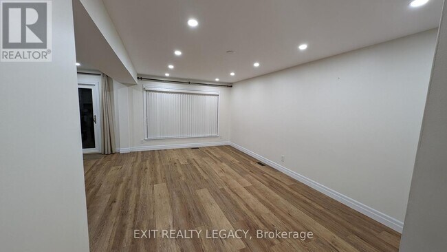 Building Photo - 69 Cairnside Crescent