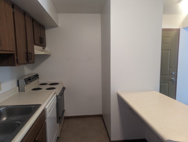 Building Photo - 1613 Lyndhurst W Dr