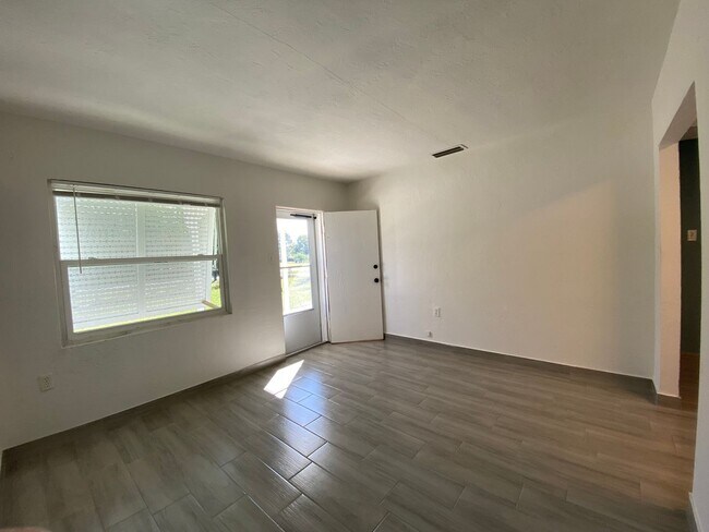 Building Photo - Affordable 1/2-duplex residence located in...
