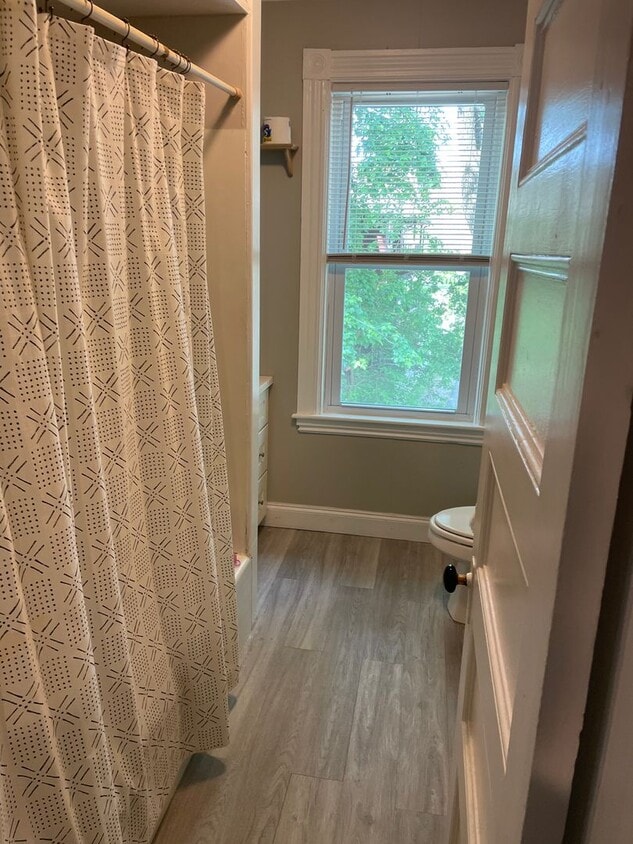 Huge 4 bed 3 bath Bi level unit near the Red Line and Commuter Rail in Quincy! - Huge 4 bed 3 bath Bi level unit near the Red Line and Commuter Rail in Quincy!