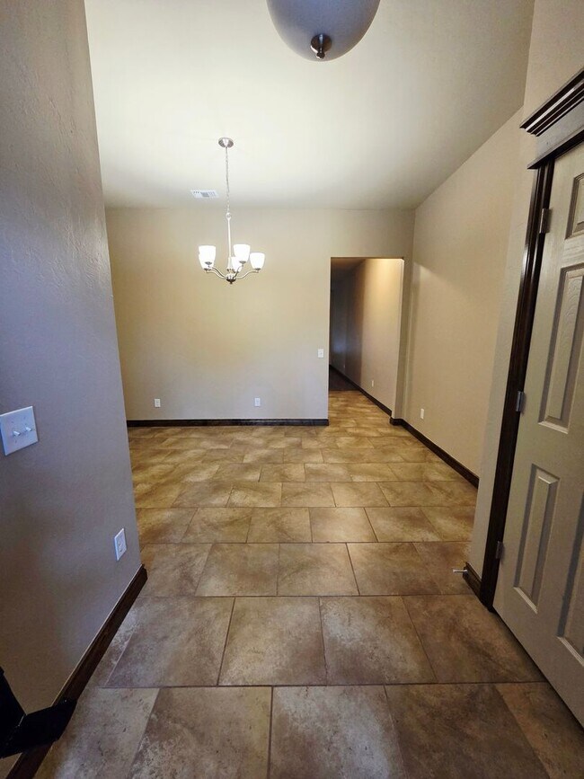 Building Photo - ?YUKON HOME MOVE IN SPECIAL! ?