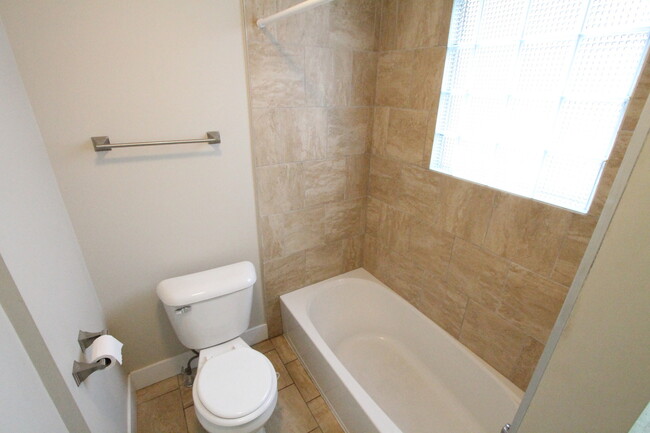 Building Photo - Remodeled 2 Bedroom Home with Garage and F...