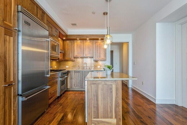 Building Photo - 5 Renaissance Sq
