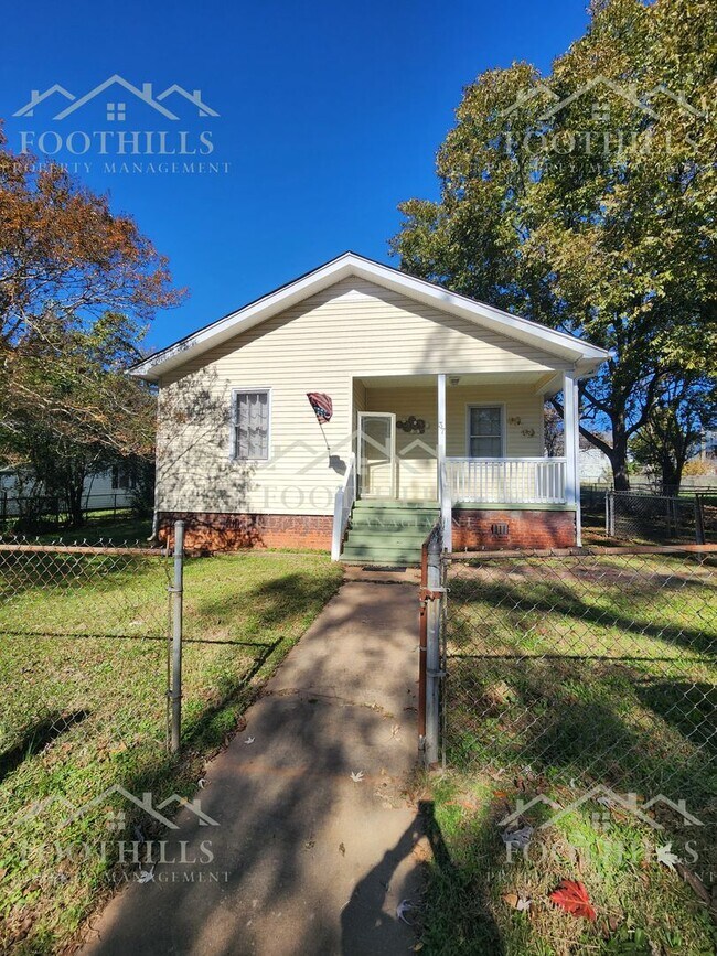 Building Photo - Charming 2 Bed, 1 Bath Home with Spacious ...