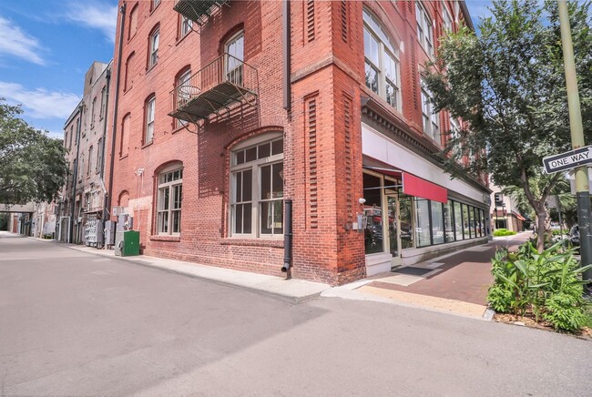 Foto del edificio - Stunning Corner Loft in the Heart of Historic Downtown Savannah