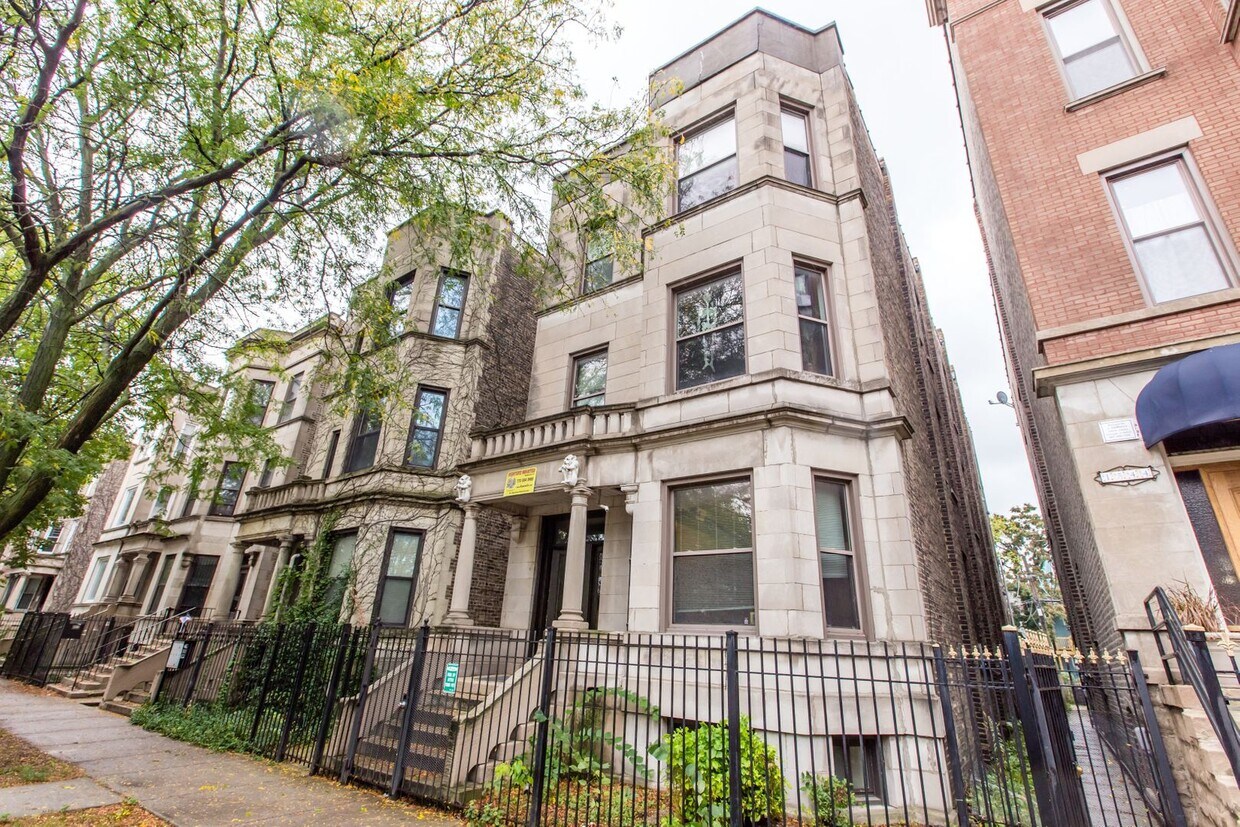Foto principal - STUNNING 5BEDROOM/2bath in Wicker Park! In...