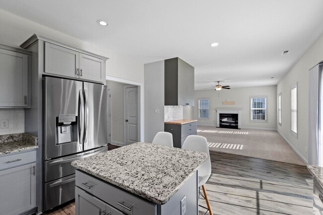 Building Photo - Large 4 bedroom in The Shores and Windpointe!