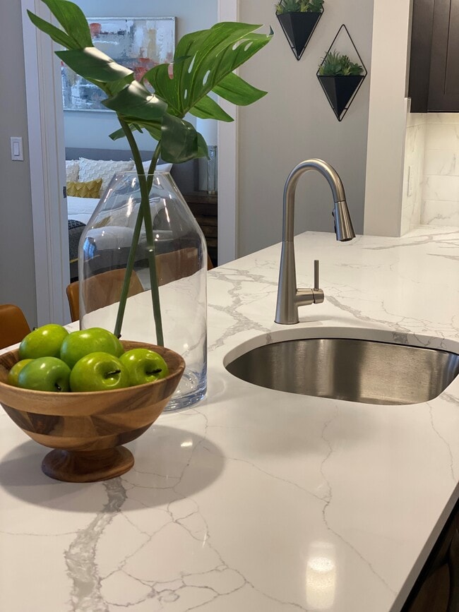 Building Photo - Bright and Airy 2 Bedroom Corner Unit