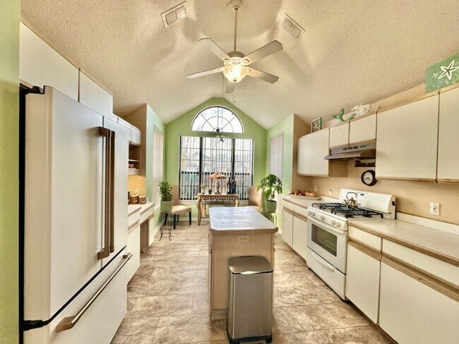 Building Photo - 2012 Mistral Ln E